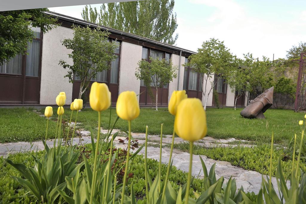 Berlin Art Hotel Gyumri Bagian luar foto